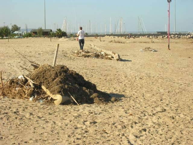 GIULIANOVA: LIDI SENZA ACQUA E RIFIUTI IN STRADA A FERRAGOSTO