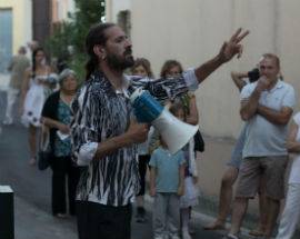 GIULIO VOTTA RACCONTA L’AQUILA CON UN MURALES SARDO ”IL TEATRO SCIOGLIE LE CATENE E  LIBERA L’ANIMA”