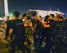 TURCHIA: FALLITO IL COLPO DI STATO, 754 ARRESTI; ERDOGAN ”PAGHERANNO”