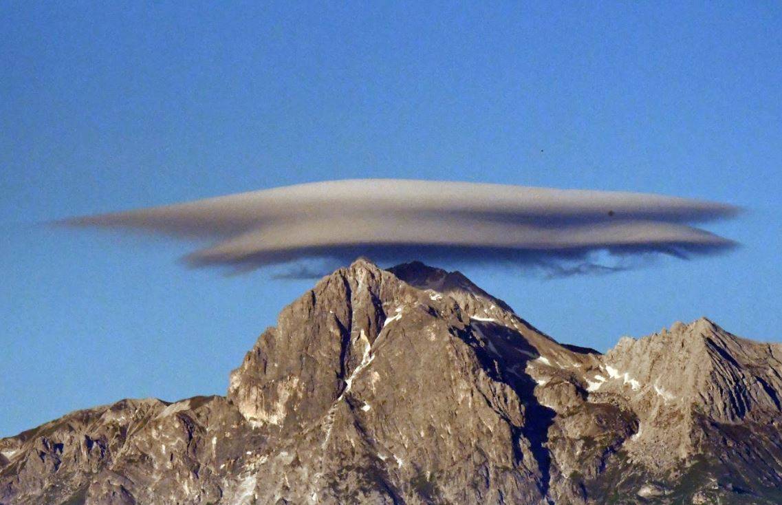 FOTOGRAFIA: IL GRAN SASSO CON IL CAPPELLO IN UNO SCATTO DI MARIO DI ADDEZIO