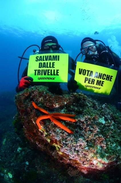 TRIVELLE, BLITZ SUBACQUEO DI GRENNPEACE PER IL ”SI”’ AL REFERENDUM DEL 17