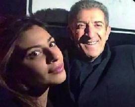GIOVANE MODELLA PESCARESE CONQUISTA EZIO GREGGIO, VACANZE IN ABRUZZO PER IL NOTO CONDUTTORE TV