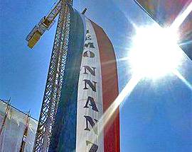 GRANDI TRICOLORI SULLE GRU LA PROPOSTA DI JEMO NNANZI PER L’ADUNATA DEGLI ALPINI