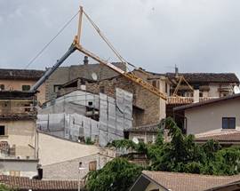 L’AQUILA: PRECIPITA GRU NELLA NOTTE IN CANTIERE SAN DEMETRIO, DANNEGGIATO EDIFICIO DEL COMUNE