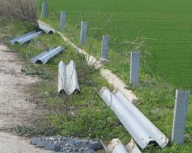 COPPIA DI RUMENI SORPRESA  A RUBARE GUARD RAIL, DENUNCIATA