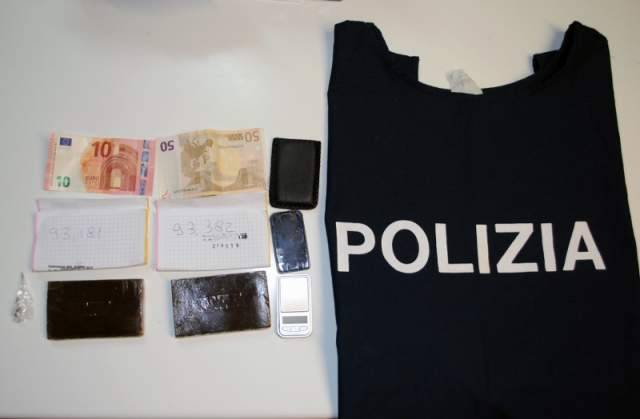 FERMATO DALLA POLIZIA AVEVA DROGA NEGLI SLIP, ARRESTATO A SILVI