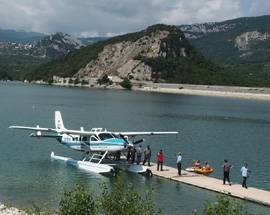TURISMO SOSTENIBILE: IDROVOLANTE ATTERRA SUL LAGO DI BOMBA