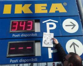 LAVORARE A NATALE: POTERE AL POPOLO MANIFESTA FUORI l’IKEA DI CHIETI