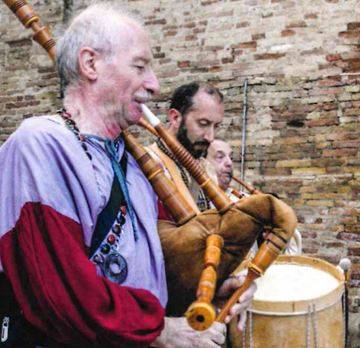 IL FASCINO DEL MEDIOEVO: VIAGGIO NEL TEMPO  TRA LE STRADE E PIAZZE DI SPOLTORE