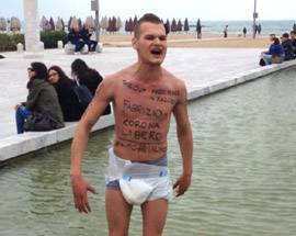 PESCARA: URLA ”CORONA LIBERO”, POI SI TUFFA NELLA NAVE DI CASCELLA