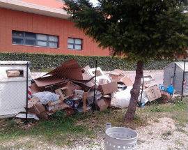 L’AQUILA: RACCOLTA FIRME PER RIMUOVERE IMMONDIZIA DA PARCO GIOCHI