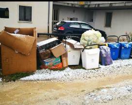 L’AQUILA: ”TRE SETTIMANE CON L’IMMONDIZIA FUORI CASA, NESSUNO INTERVIENE”