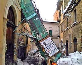 CHIETI: CROLLA IMPALCATURA IN PIENO CENTRO E SI ACCASCIA SU UN PALAZZO, NESSUN FERITO