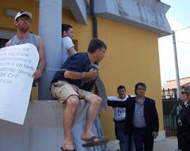 CHIETI: DISOCCUPATO IN CATENE, L’ATER PROMETTE DI INTERVENIRE