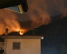 INCENDI L’AQUILA: FIAMME VICINO ABITAZIONI, GENTE IN STRADA, UN’ALTRA LUNGA NOTTE