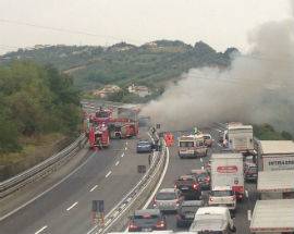 TIR A FUOCO SULLA A14, TRATTO AUTOSTRADALE CHIUSO