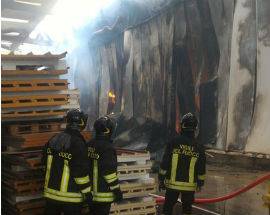 INCENDIO ALLA ITALPANNELLI, VIGILE DEL FUOCO IN COMA