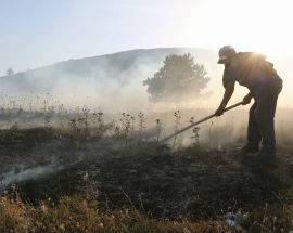 L’AQUILA: DOMATO ROGO ARAGNO, PAURA PER DUE ALIANTI IN VOLO SULL’INCENDIO
