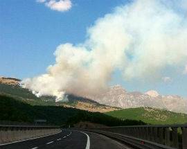 L’AQUILA: CONTINUANO OPERAZIONI SPEGNIMENTO E BONIFICA INCENDIO ARAGNO