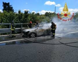 A25: AUTO A GPL A FUOCO, TEMPESTIVO INTERVENTO VIGILI DEL FUOCO