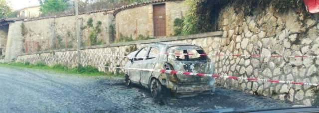 INCENDIO AUTO PARROCO CAPITIGNANO: PISTA DONAZIONI, INDAGINI SU CASE