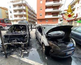TRE AUTO IN FIAMME A PESCARA, AREA BONIFICATA E MESSA IN SICUREZZA