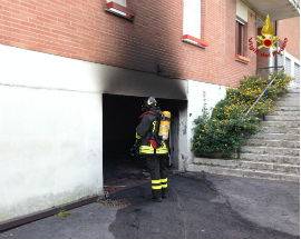 AUTO IN FIAMME NEL GARAGE, PAURA SENZA DANNI A PESCARA