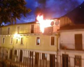 CASA IN FIAMME A CELANO, SALVI PADRE, MADRE E DUE BIMBI