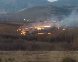 L’AQUILA: BRUCIANO STERPAGLIE, SCOPPIA INCENDIO A COPPITO