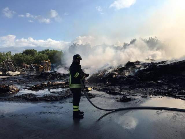 SAN BENEDETTO DEI MARSI: A FUOCO CAPANNONE, IPOTESI DOLOSA