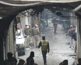 INDIA, INCENDIO AL MERCATO A NEW DELHI: 43 MORTI, SI INDAGA PER CHIARIRE CAUSA ROGO