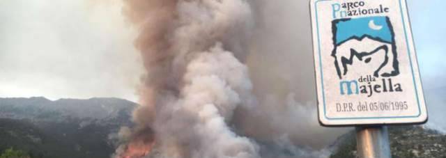 SUL MORRONE LE FIAMME NON DANNO TREGUA, PROVVIDENZIALE LINEA TAGLIAFUOCO PRATOLA