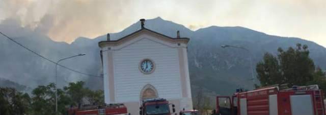 BRUCIA ANCORA IL MONTE MORRONE, DUE CANADAIR IN AZIONE MA FRONTE ESTESO