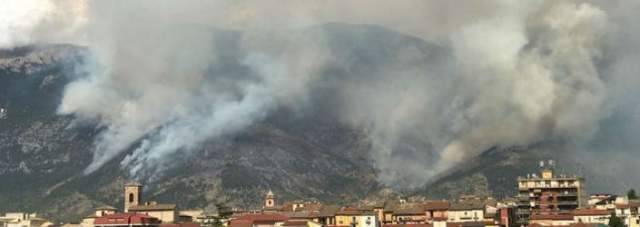 L’INCENDIO SUL MORRONE NON DA’ TREGUA, POLEMICHE PER VIDEOSORVEGLIANZA KO