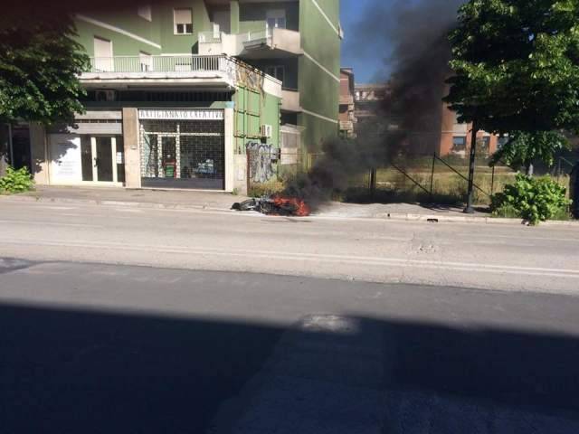 PESCARA: MOTO A FUOCO ALLA ROTATORIA VICINO LA STAZIONE