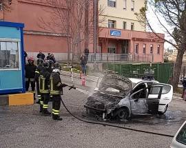 INCENDIO ALL’OSPEDALE DI CHIETI, AUTO IN FIAMME VICINO AL PRONTO SOCCORSO