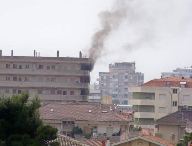 INCENDIO SULLE SCALE DEL PALAZZO, PAURA A MONTESILVANO