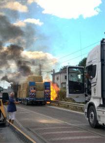PINETO: A FUOCO CAMION CARICO DI PAGLIA, CHIUSA LA NAZIONALE