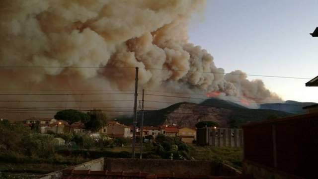 INCENDIO IN TOSCANA DEVASTA MONTI PISANI, SETTECENTO SFOLLATI E BOSCHI IN FIAMME