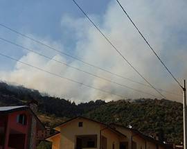 L’AQUILA: INCENDIO A PRETURO RIPRENDE FORZA, SUL POSTO SQUADRE E MEZZI