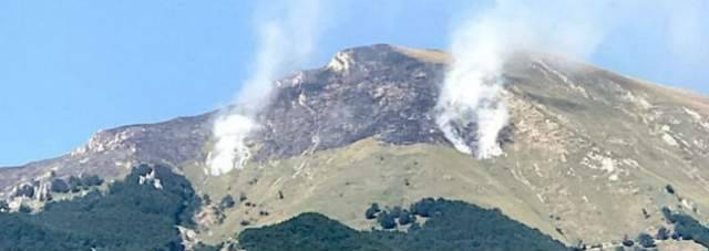 ABRUZZO IN FIAMME: PIOGGIA A FARINDOLA, MA FUOCO RESISTE, BRUCIA IL TERAMANO