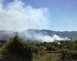 INCENDIO IN CAMPAGNA A SCOPPITO, INTERROTTO TRAFFICO FERROVIARIO