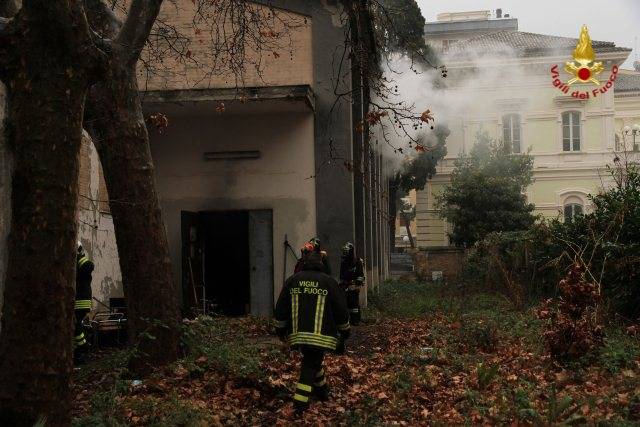 PESCARA: FIAMME ALL’EX SCUOLA MUZII, A FUOCO LA PALESTRA