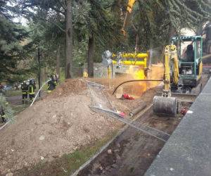 L’AQUILA: SI ROMPE TUBO DEL GAS ALLA VILLA, FIAMME ALTE DUE METRI E STRADA CHIUSA