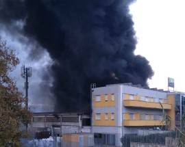 INCENDIO CEPAGATTI: ROGO ANCORA IN CORSO,  STABILIMENTO DISTRUTTO