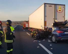 TRAGICO SCONTRO AUTO-TIR SULLA A14: MORTO 57ENNE, TRAFFICO BLOCCATO