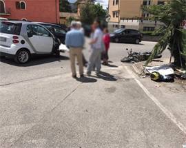 L’AQUILA: INCIDENTE A VIA MARCONI TRA SMART E MOTO, NESSUN FERITO
