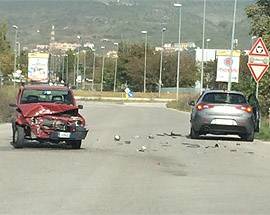 L’AQUILA: URTO IMPRESSIONANTE TRA AUTO, NESSUN FERITO