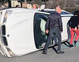 L’AQUILA: AUTO SI RIBALTA IN ZONA OVEST, DONNA ILLESA, SI CREA CODA