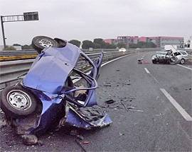 IN CONTROMANO SULL’ASSE ATTREZZATO, SCHIANTO TRA AUTO CON DUE MORTI